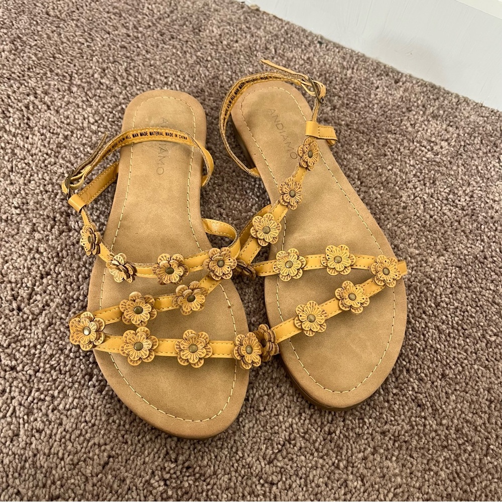 Andiamo Women's 8.5 Floral Strappy Sandals.
